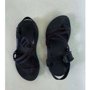 Double loop black chacos size 7